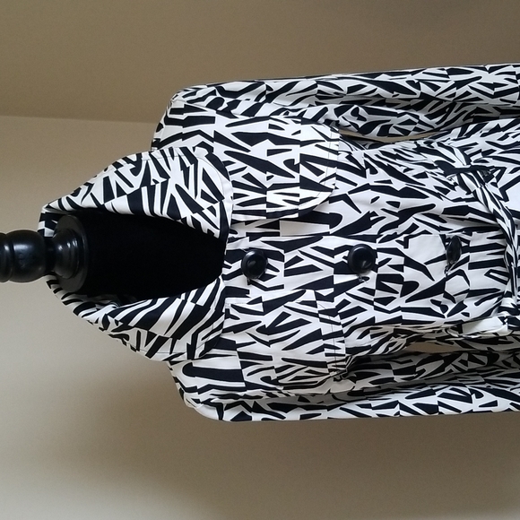 Sharp Black & White Print Lined Lun Jacket. - Picture 2 of 5